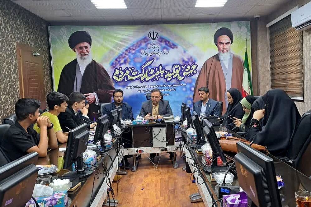 نشست صمیمی فرماندار شهرستان رباط کریم با دانش‌آموزان نخبه فرهنگی و خبرنگاران پانا