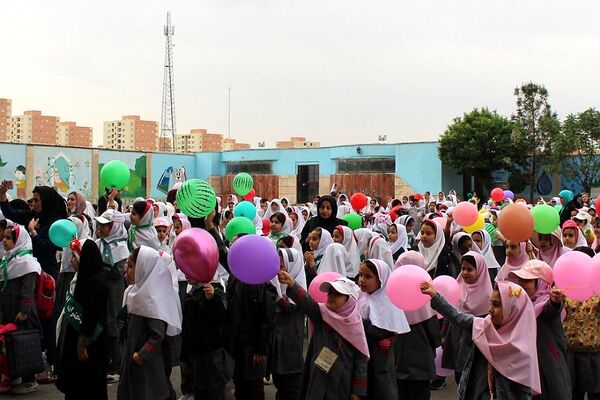 برگزاری مراسم باشکوه دهه کرامت در دبستان شهید بهاری پرند با حضور خادمین حرم رضوی