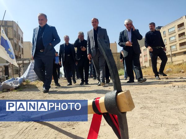 آیین کلنگ زنی مدرسه دوازده کلاسه در شهرک سبحان