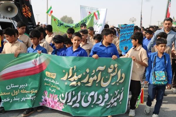 دانش‌آموزان بندرخمیر پیشگام در تجدید میثاق با آرمان‌های استکبارستیزی