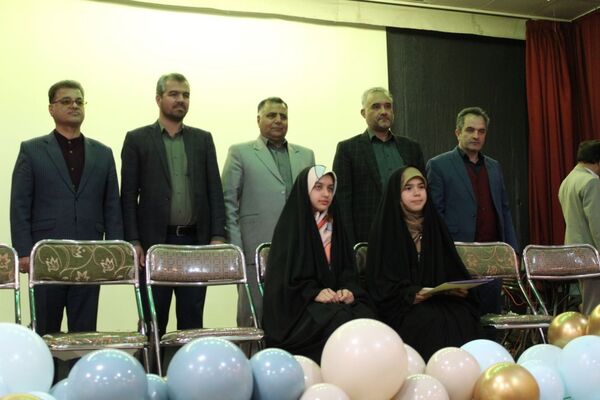 تقدیر از دانش‌آموزان منتخب استانی و کشوری جشنواره نوجوان خوارزمی در نیشابور 