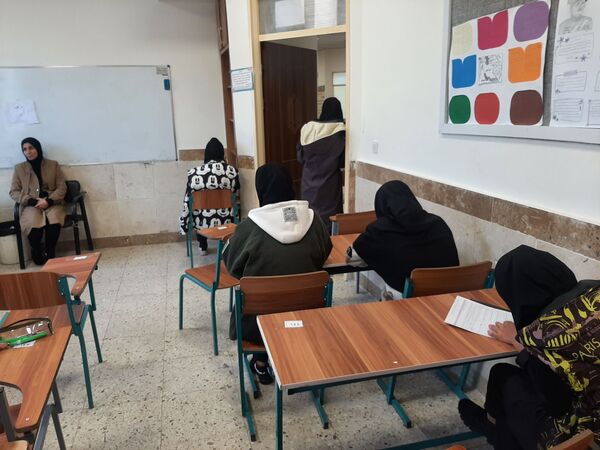 امتحانات نوبت اول دانش آموزان دبیرستان نیایش شهرستان باخرز