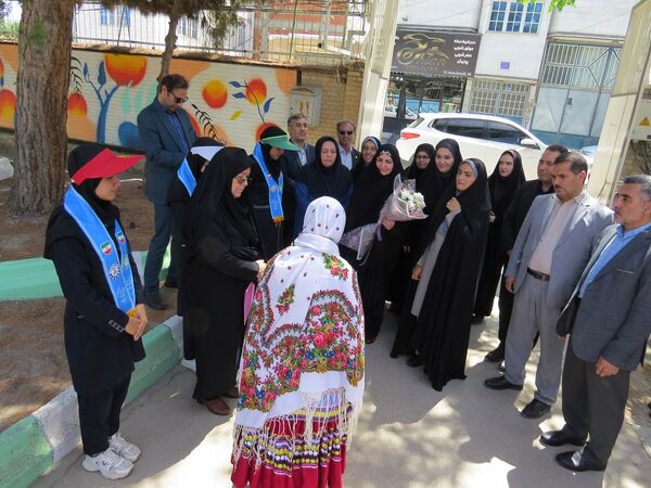 بازدید مشاور وزیر آموزش و پرورش در امور زنان از دست‌سازه‌های دانش‌آموزان دبیرستان 22 بجنورد