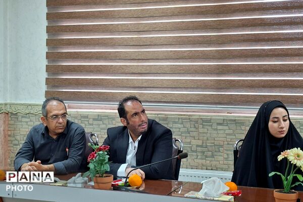 تجلیل از مدیران منتخب برگزارکننده دوره کوتاه‌مدت دوزبانه و مربیان مناطق کم برخوردار