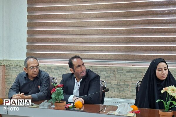 تجلیل از مدیران منتخب برگزارکننده دوره کوتاه‌مدت دوزبانه و مربیان مناطق کم برخوردار