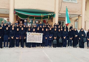دیدار خانواده‌های شهدای میناب با دانش‌آموزان لردگانی