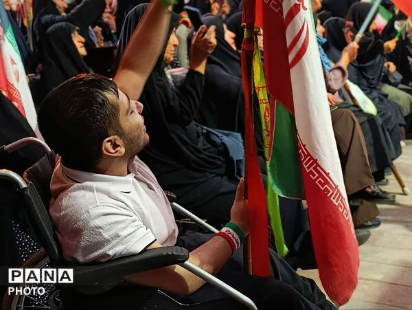 رونمایی از نماد «مشت گره کرده رهبر شهید» در قم