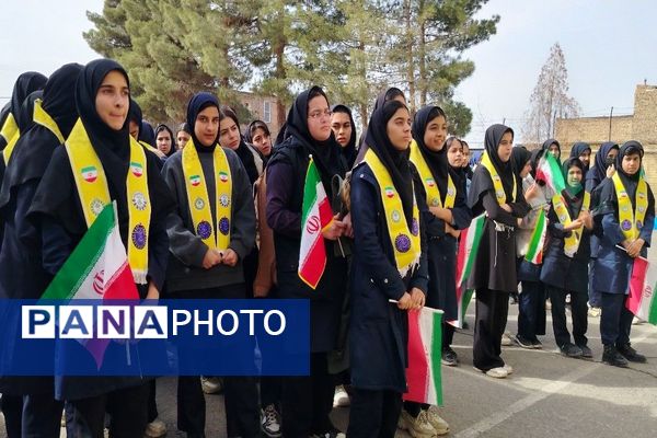 گلبانگ زنگ چهل و هفتمین پیروزی انقلاب اسلامی در مدرسه شهید مجید دهنوی 