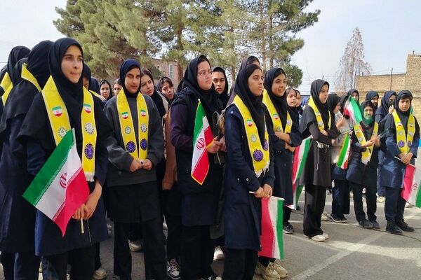 گلبانگ زنگ چهل و هفتمین پیروزی انقلاب اسلامی در مدرسه شهید مجید دهنوی 