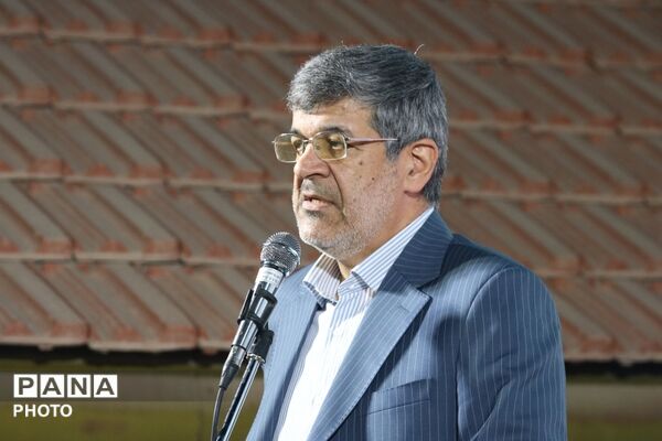 لاله‌های آسمانی در دبستان دخترانه حسین فاطمه یزد شکوفا شدند