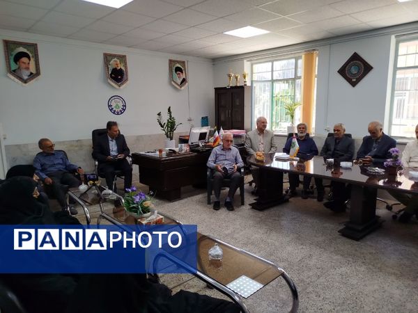 نشست هم‌اندیشی پیشکسوتان امورتربیتی با معاون پرورشی  و تربیت بدنی کاشمر