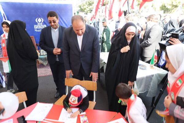  از قاب نگاه نوجوان تا فریاد «مرگ بر استکبار»