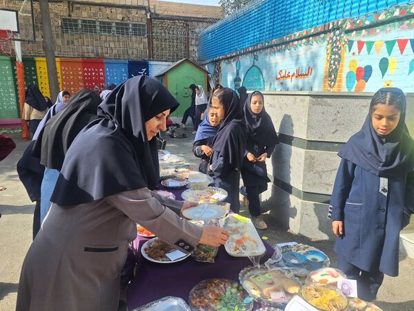 طعم همدلی، عطر امید در جشنواره غذای سلامت روان در مدرسه مهندس رحمانی فرد ناحیه یک مشهد مقدس