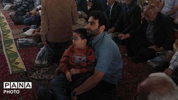 از پیر تا دانش آموز در نماز جمعه نیشابور حضور دارند-۱