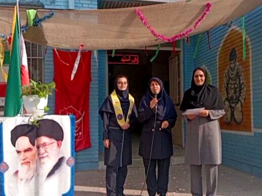جشن تقدیر پیشتازان برگزیده پویش بوسه بر دستان مادر در دبیرستان دخترانه انقلاب اسلامی 