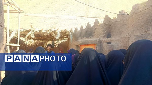 بازدید دانش‌آموزان دبیرستان علوم و معارف اسلامی صدرا از نمایشگاه حدیث غربت