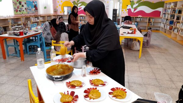 آموزش دوخت مقنعه و پخت و تزیین حلوا در کانون شماره 4 قم