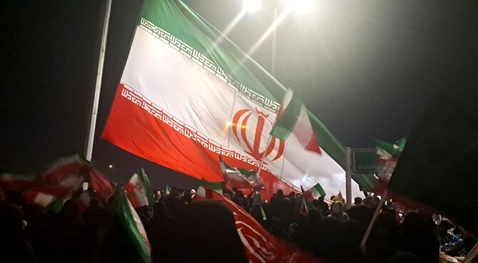 پرچم جمهوری اسلامی ایران در میدان ورودی شهرستان زرقان به اهتزاز درآمد
