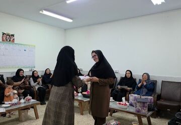 تجلیل از خاطره‌سازان در دبیرستان فاطمه‌الزهرا شهرستان آشخانه