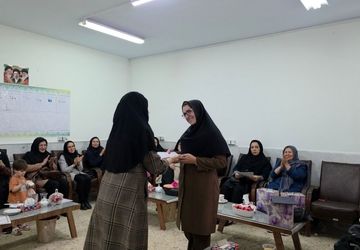 تجلیل از خاطره‌سازان در دبیرستان فاطمه‌الزهرا شهرستان آشخانه
