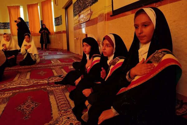 افتتاح کتاب «از ایرانمان دفاع کنیم» در دبستان ۲۲ بهمن با حضور مادر شهید عرشیان افشارمند