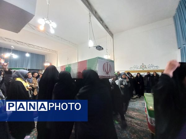 استقبال گرم دانش آموزان از پیکر شهید گمنام در دبیرستان امجدی یک ناحیه ۵ 