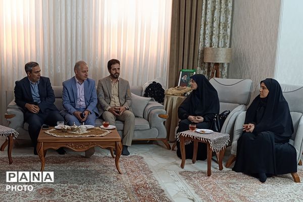 در خانه‌های روشن از یاد شهیدان، مدیر آموزش و پرورش شهرستان شهریار درس ایثار را مرور کرد
