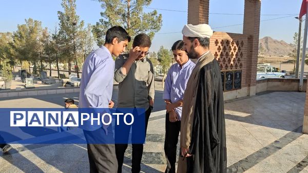 آغاز هفته بسیج دانش‌آموزی با غبارروبی مزار شهدای جوادالائمه توسط مسئولان و دانش‌آموزان بسیجی