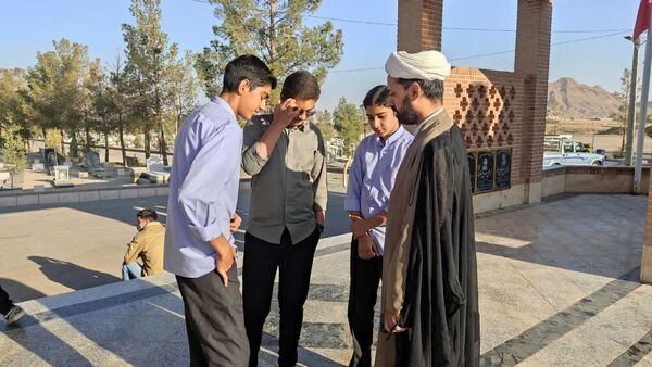 آغاز هفته بسیج دانش‌آموزی با غبارروبی مزار شهدای جوادالائمه توسط مسئولان و دانش‌آموزان بسیجی