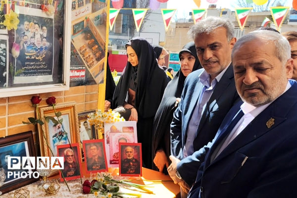 وزیر آموزش و پرورش میهمان دانش‌آموزان مدرسه شاهد دالکی