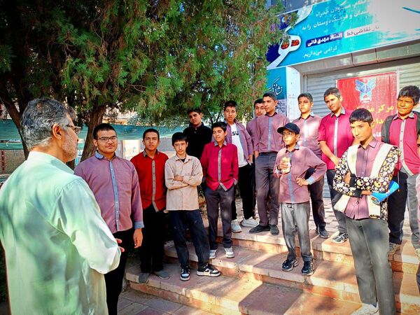 دانش آموزان دبیرستان میثاق از نمایشگاه خط بازدید کردند 