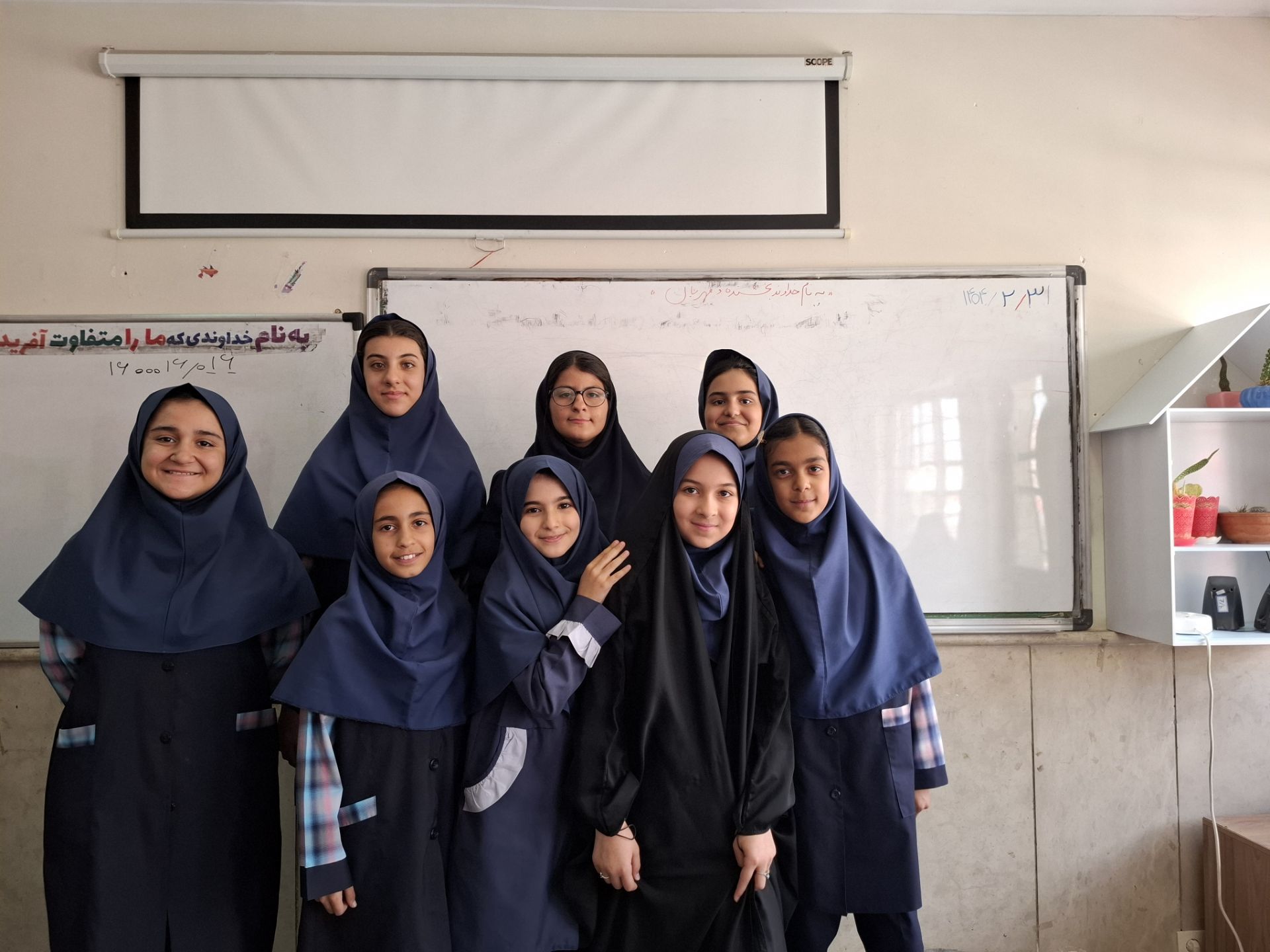 عکس یادگاری دانش‌آموزان مدرسه نرگس منطقه پردیس