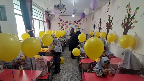 جشن شکوفه‌ها در مدرسه پیک انقلاب ناحیه 2 کرج