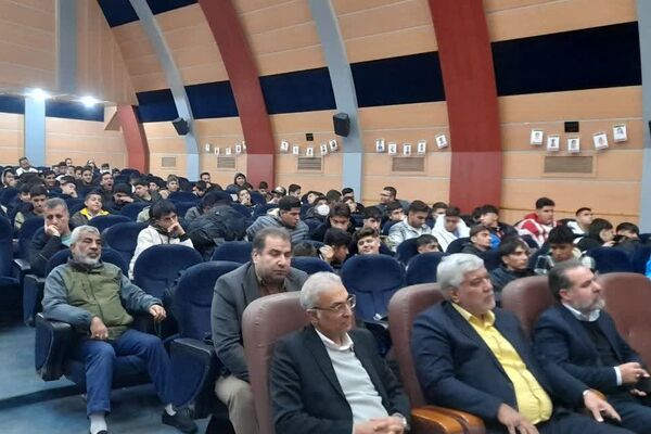 مراسم بدرقه دانش آموزان پسر ناحیه یک و دو شهرری در اردوی راهیان نور 