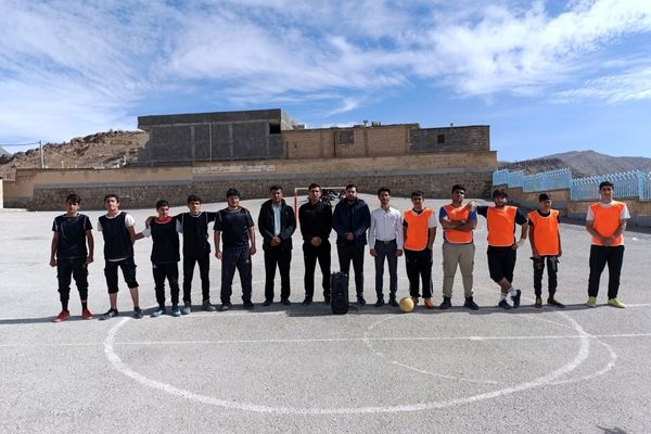 مسابقات فوتبال در روستای رفن با هدف ایجاد نشاط  و همبستگی برگزار می‌شود 