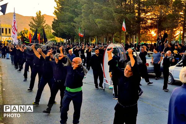 در سایه علم‌های برافراشته