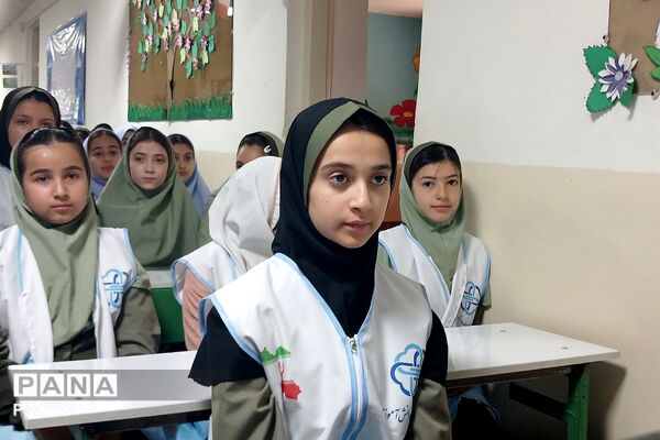 تجلیل از برگزیدگان جشنواره هنری فردا و المپیاد ورزشی در دبستان رضوان بهارستان‌دو