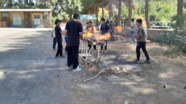 خودکفایی در آشپزی؛ دانش‌آموزان جوجه را از زغال تا سفره رساندند
