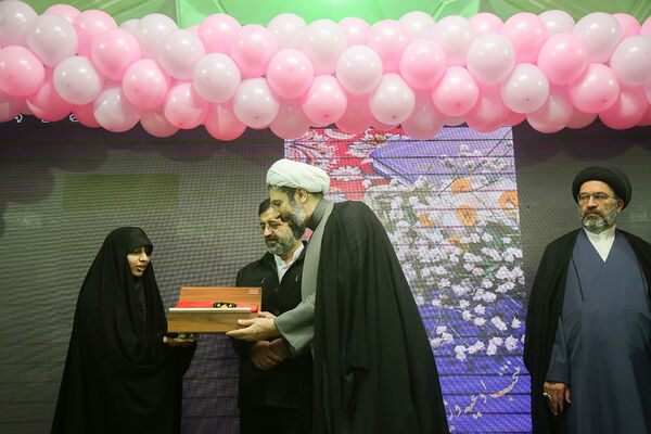 جشن ازدواج ۷۳۰ زوج دانشجوی در حرم حضرت معصومه(س)