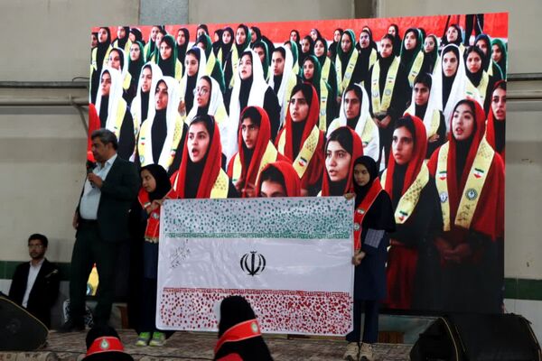 ثبت اثر انگشت هزار دانش‌آموز یزدی پای پرچم ایران