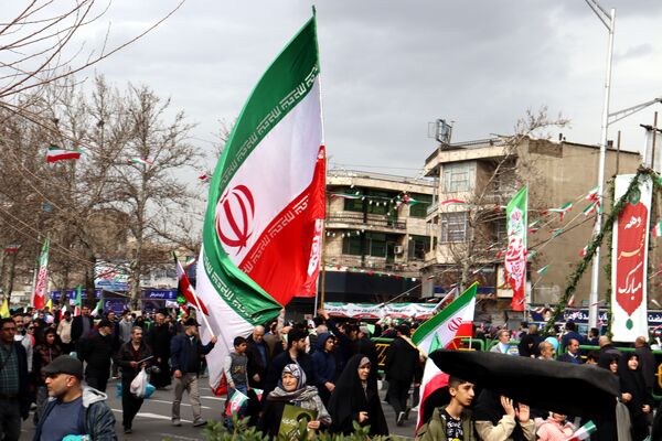 ٢٢ بهمن؛ روزى که دلها با قدم‌‌ها یکى میشود