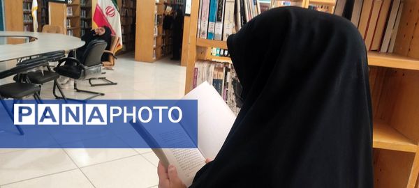بازدید دانش‌آموزان دبیرستان امام حسین‌(ع) دوره دوم از کتابخانه عمومی شهر