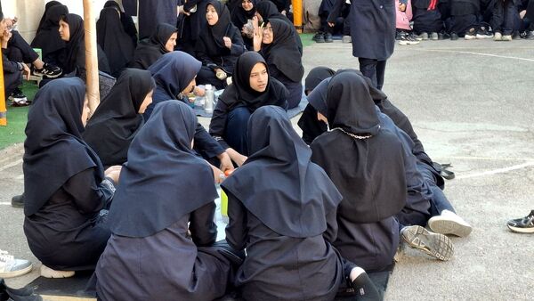 محفل قرآنی همراه با صبحانه سالم در دبیرستان فرزانگان ۲