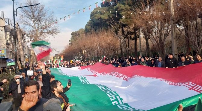 قابی دیدنی از خروش مردم کرج در محکومیت اقدامات جنایتکارانه اغتشاشگران و تروریست‌های مسلح