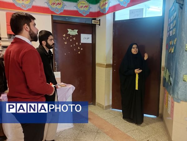 برپایی نمایشگاه مدرسه انقلاب در دبیرستان پروین اعتصامی حاجی‌آباد