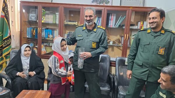قدردانی دختران پیشتاز آموزشگاه نوریه جیرفت از پاسداران