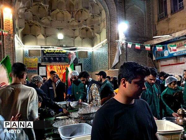 فعالیت موکب چایخانه حضرت زهرا(س)  در حسینیه امام خمینی نیشابور 