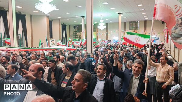 تجمع فرهنگیان و دانش‌آموزان ملکان در یادبود شهدای جنگ‌ تحمیلی سوم 
