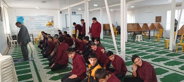 برپایی نماز جماعت در دبیرستان نمونه ایمان الله خامنه ای 