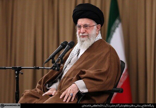 جمعی از معلمان با رهبر انقلاب دیدار می‌کنند 